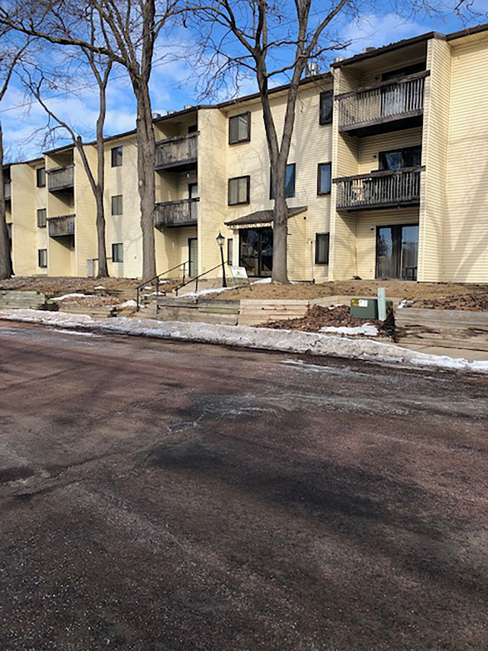 Front exterior of Dakota Apartments in Sioux Falls